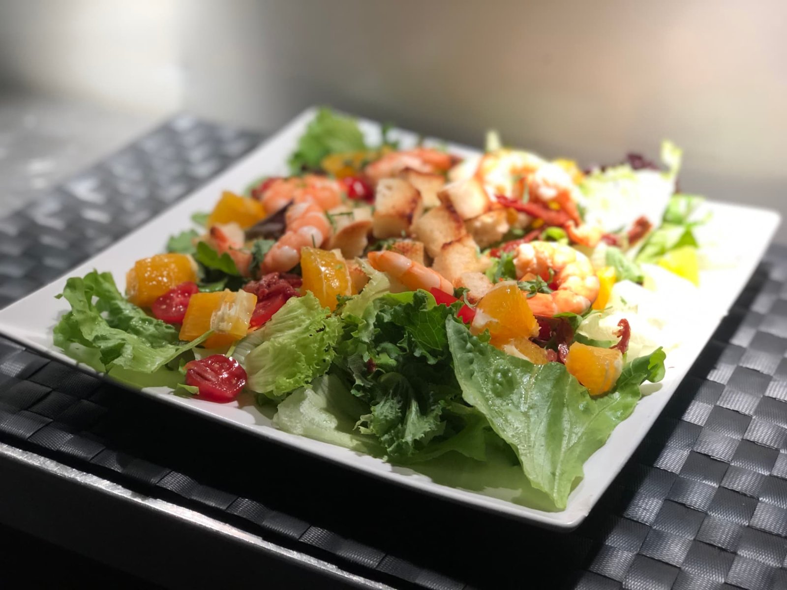 Insalata Gamberi — salada de gambas com mistura de alfaces e croutons