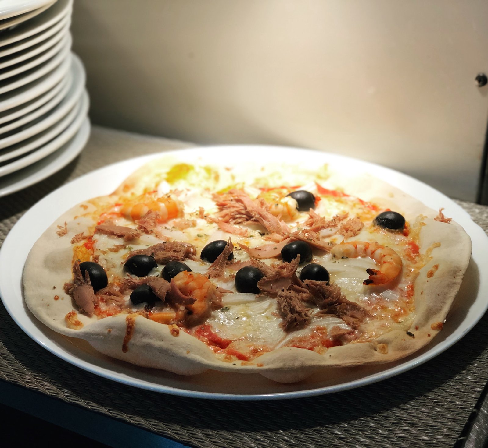 Pizza de massa fina servida no Massarella