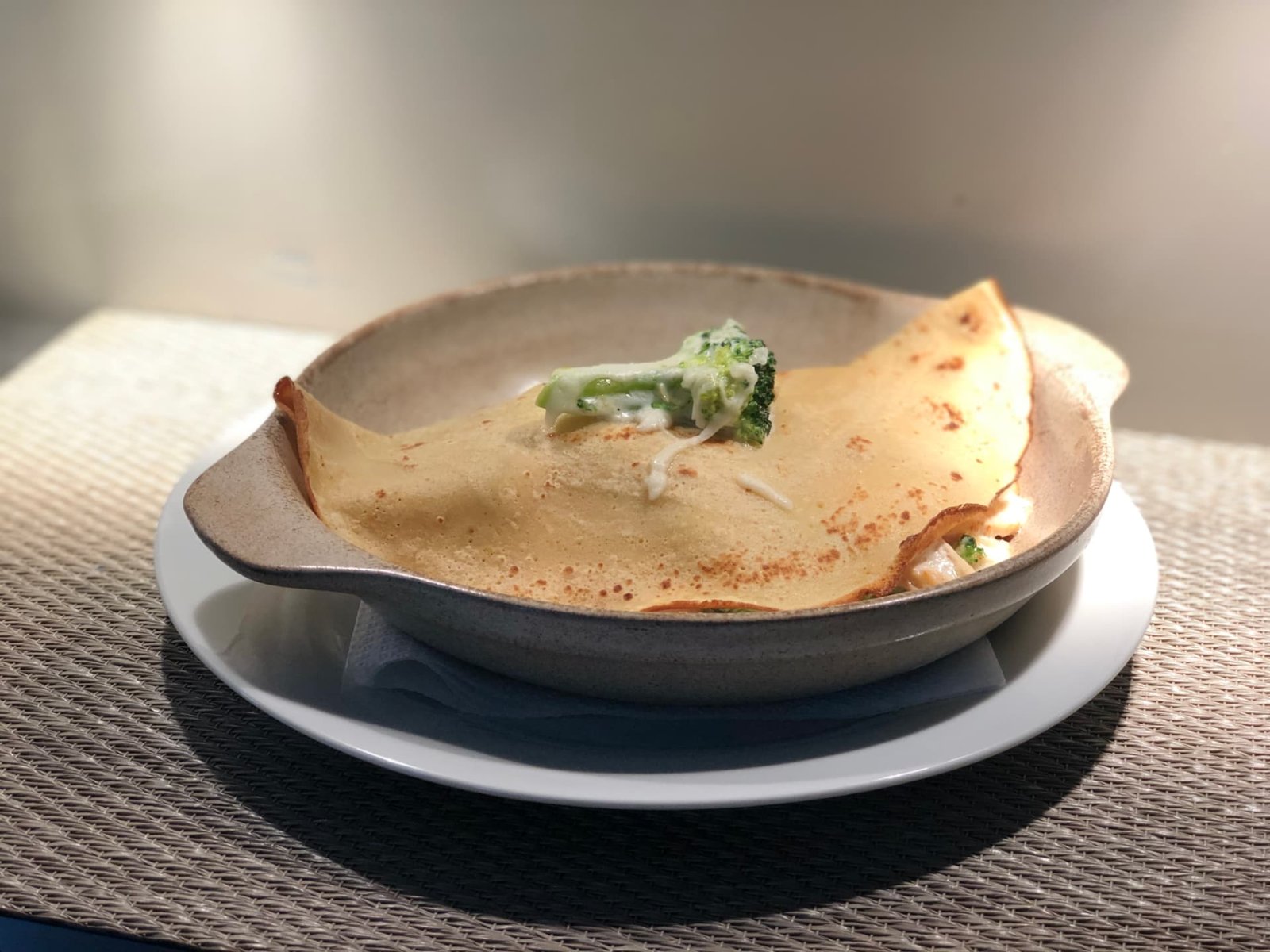 Crespelle di Pollo — crepe recheado com frango e brócolos, gratinado com queijo