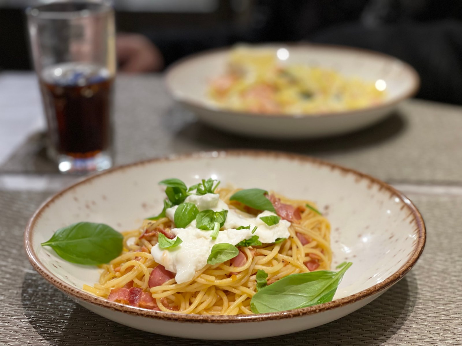 Spaghetti di Burrata — esparguete com molho pesto, burrata e pinhões