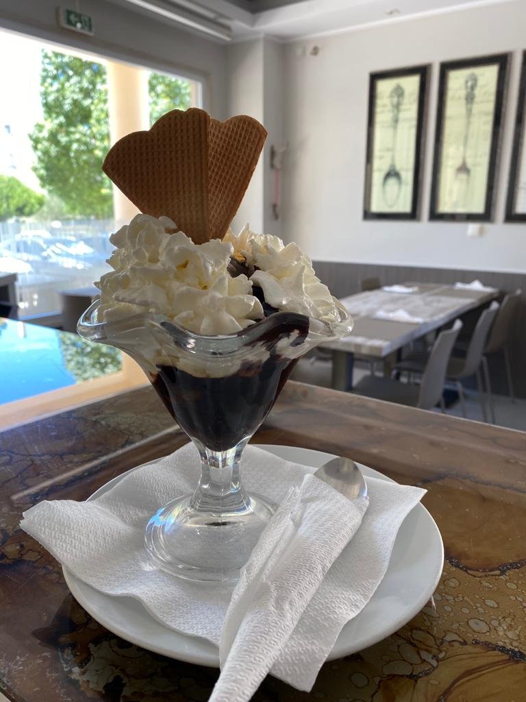 Taça alta de gelado servida no Massarella