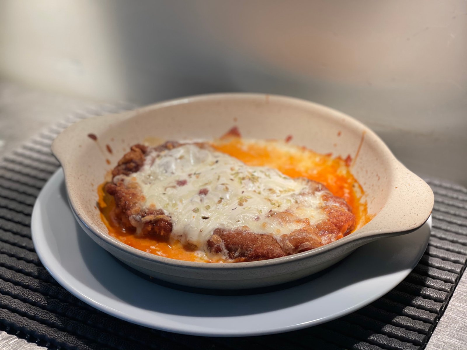 Bife Massarella — bife panado gratinado no forno com molho de tomate e queijo mozzarella